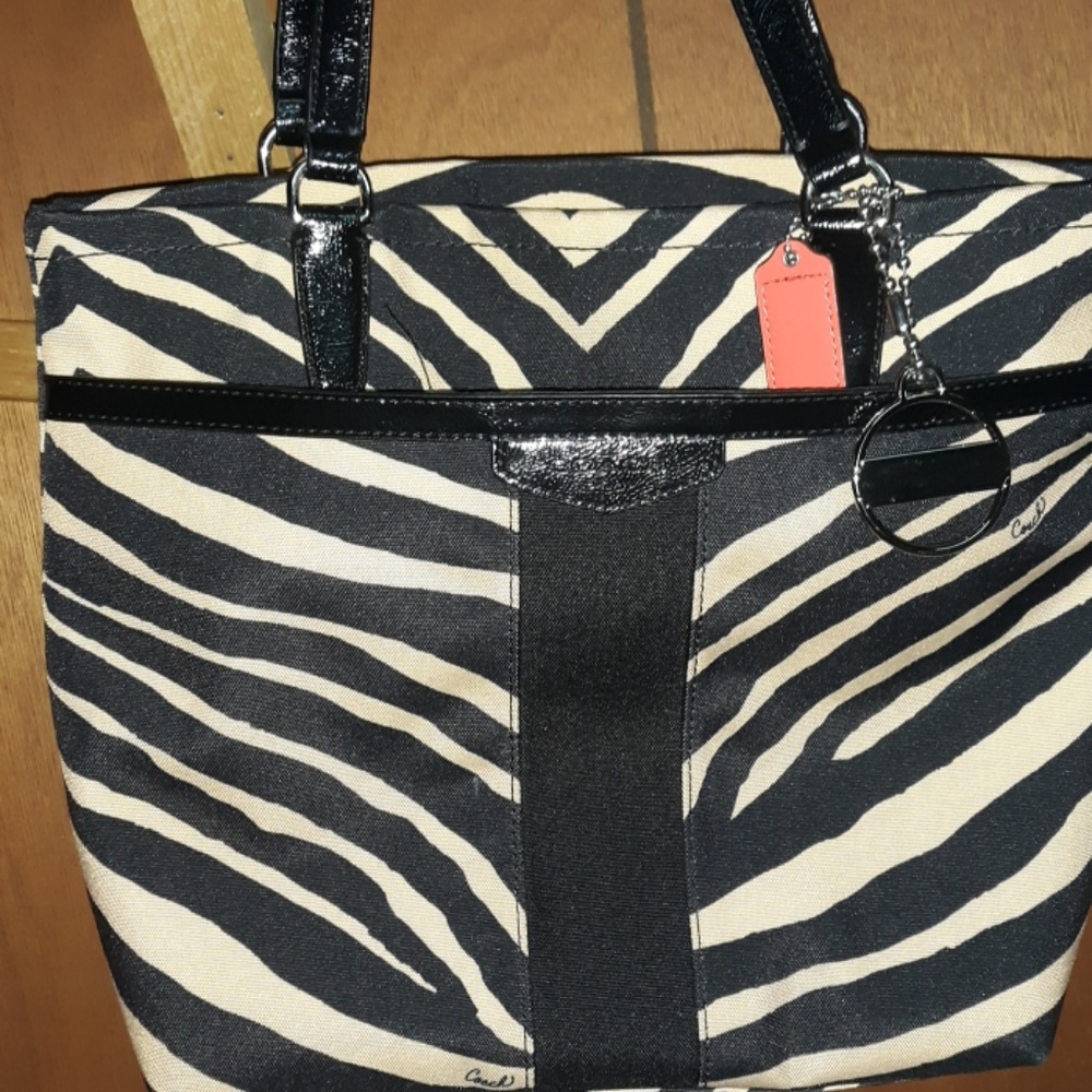 COACH AUTHENTIC PURSE w serial #